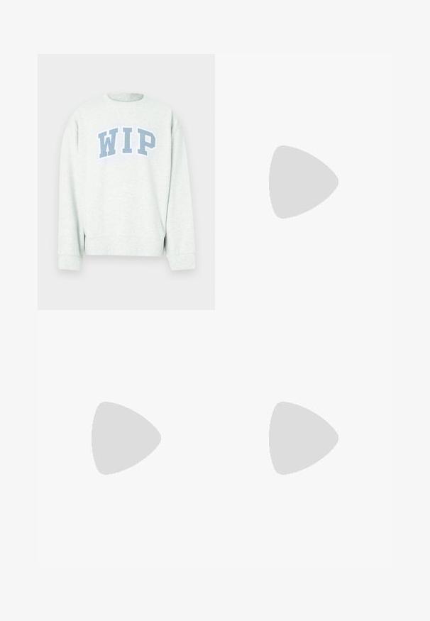 Sweat-shirt gris clair à col rond et manches longues, arborant un logo "WIP" bleu imprimé en arc de cercle sur la poitrine.; Chemise à manches courtes marron et crème avec un motif à carreaux, un col et un logo brodé sur la poitrine gauche.; Pantalons marron à jambes droites avec passants de ceinture, fermeture éclair à l'avant et sans poches visibles, présentés sur un fond blanc.; Bottine noire en cuir avec œillets dorés, accents marron et semelle en caoutchouc. Comprend un col rembourré et un logo estampé sur le côté.