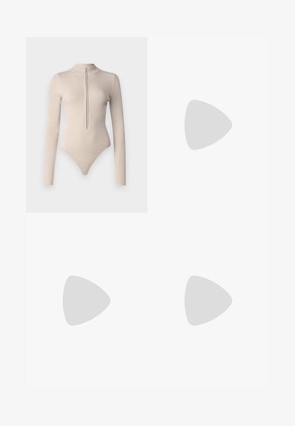 Good American VIRGO  - Μπλούζα με μακριά μανίκια - beige; Λευκή φόρμα με ριγέ μπλε ελαστική μέση. Σχεδιασμός με στενή λοξή γραμμή στα πόδια, απαλό ύφασμα και ριμπ μανσέτες για άνετη εφαρμογή.; Μπλέ τζιν αθλητικά παπούτσια με λευκή καουτσούκ σόλα, στρογγυλή μύτη και ασημί λεπτομέρειες στη φτέρνα. Διαθέτει τρύπες για κορδόνια και αντίθετη ραφή.; Μικρό ορθογώνιο καφέ δερμάτινο τσαντάκι χιαστί με ασημένιο φερμουάρ και ρυθμιζόμενο λουρί σε λευκό φόντο.