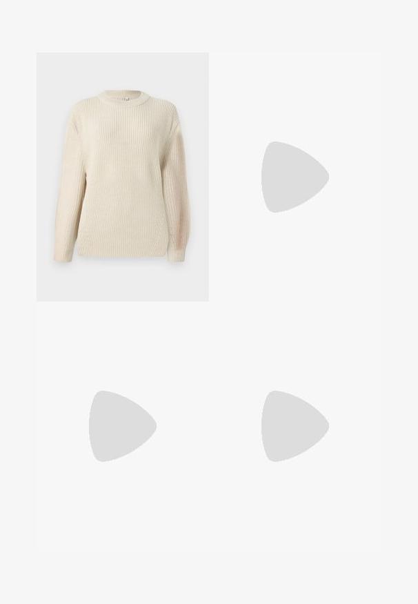 Pull en maille épaisse crème avec un col rond, des manches prolongées et une finition texturée. Présente un léger côte et une coupe décontractée.; Jean cargo à jambes larges en denim bleu clair, avec deux poches latérales à rabat, des coutures contrastées et un design classique à cinq poches.; Jambes portant des leggings côtelés foncés associés à des ballerines noires avec de petits détails en nœud sur fond blanc.; Sac à bandoulière en cuir marron avec un fond incurvé et une sangle réglable sur un fond clair uni.