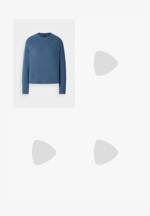 Pull bleu confortable en fabric doux, avec un col et des poignets côtelés, une coupe décontractée et une texture subtile.; Pantalons taille haute couleur crème en tissu texturé. Dotés d'une fermeture à bouton à l'avant et de jambes fuselées.; Baskets basses de couleur crème avec des coutures ondulées, une fermeture à lacets et une semelle crantée, vues de côté sur un fond uni.; Sac à main rectangulaire de couleur crème avec une seule sangle et une fermeture éclair sur le dessus, comportant une petite plaque de logo embossé à l'avant.