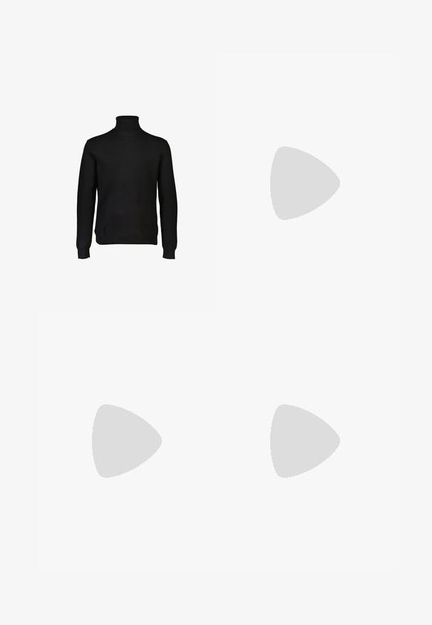 Sort turtleneck sweater lavet af blødt strikstof. Har lange ærmer og ribbet detaljering ved halsudskæringen og kanten. Klassisk silhuet.; Lys blå stribet langærmet skjorte med knap-krave, forlommer og struktureret stof. Har kontrasterende hvide lodrette striber.; Sorte, slanke bukser med bæltestropper, frontknap og lynlås, vist på en hvid baggrund.; Sort læderherresko med spids tå, der har en blanding af glatte og strukturerede krokodillemønstre samt en lav hæl.