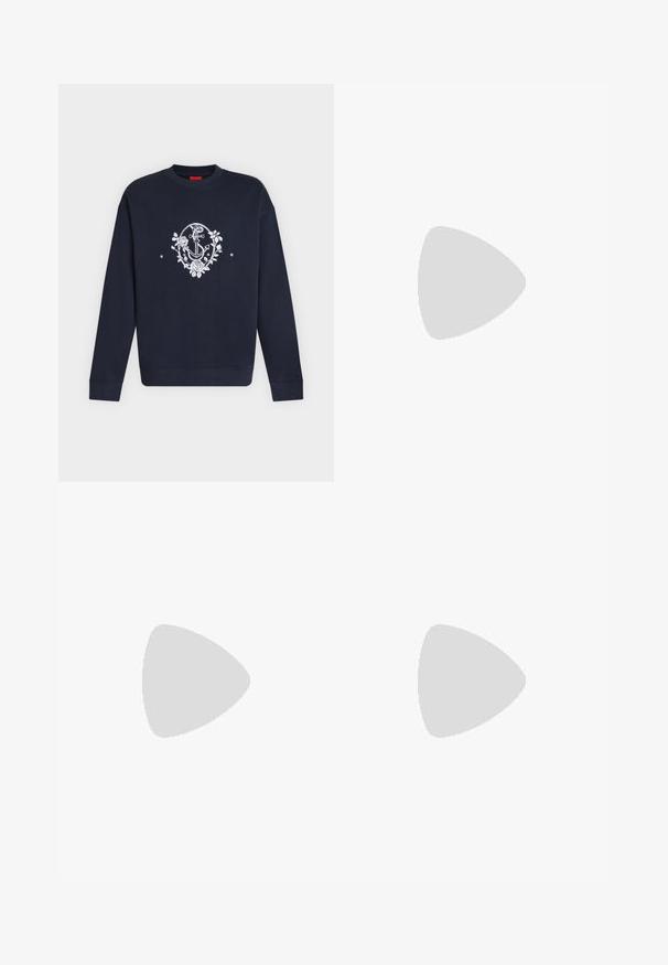 Sweat-shirt bleu marine à manches longues avec un motif d’ancre blanche et une couronne florale centré sur la poitrine.; T-shirt crème à manches courtes avec accents beige sur les épaules et un petit patch logo carré noir portant l'inscription "DR HUGO" centré sur la poitrine.; Jean en denim bleu foncé avec une coupe droite, présentant un délavage à l'avant, une braguette à boutons et un design classique à cinq poches.; Bottine en cuir noir avec une finition brillante, design à lacets, col rembourré et semelle en caoutchouc robuste avec des grips de traction.