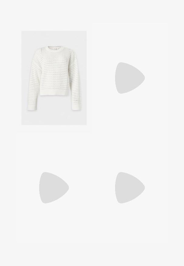 Pull en maille blanc à manches longues, texture gaufrée, col, poignets et ourlet côtelés, présenté sur un fond uni clair.; Débardeur sans manches en maille côtelée avec des rayures horizontales vertes, crème, bleues et bordeaux, avec une bordure vert foncé à l'encolure et aux emmanchures.; Jean en denim bleu foncé avec une taille ajustée et des jambes évasées, doté de poches avant et de surpiqûres contrastées visibles.; Jambes portant des leggings côtelés foncés associés à des ballerines noires avec de petits détails en nœud sur fond blanc.