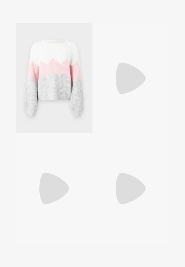 Pull en crochet avec un motif en zigzag blanc, rose et gris. Présente des manches longues, une texture côtelée et un col rond. Matériau en tricot doux.; Jean noir taille haute à jambes larges, bouton à l'avant, passants de ceinture et rivets sur les poches avant, présenté sur un fond uni clair.; Jambes portant des leggings côtelés foncés associés à des ballerines noires avec de petits détails en nœud sur fond blanc.; Sac à main en cuir noir de forme arrondie, décoré de clous argentés et équipé d'une poignée courte. Texture lisse et fermeture éclair.