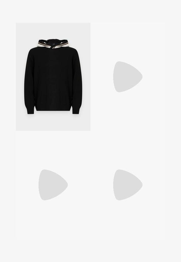 Pull-over noir à capuche, avec une texture lisse et des accents rayés autour du bord de la capuche. Design simple et coupe décontractée.; Pantalon marron ajusté, fabriqué dans un tissu texturé avec une coupe droite, présentant une fermeture à bouton à l'avant et des poches latérales.; Baskets blanches avec dessus en daim et cuir texturé. Caractérisées par un bout arrondi, une fermeture à lacets et une semelle en caoutchouc beige contrastante.; Sac banane en tissu marron foncé avec poche zippée en diagonale et petit logo blanc sur le devant, sur un fond clair uni.