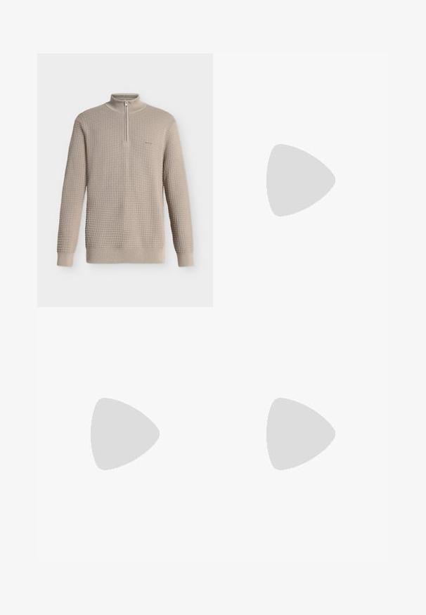 Pull beige en maille gaufrée, manches longues, col montant à demi-fermeture éclair, poignets et ourlet côtelés, présenté sur fond blanc.; Chemise à manches longues boutonnée avec petit motif à carreaux noir et blanc et une poche poitrine sur fond clair.; Jean droit en denim bleu foncé avec design à cinq poches et fermeture par boutons, présenté sur un fond clair uni.; Bottine Chelsea en cuir marron avec panneau latéral élastique noir et semelle basse noire sur un fond neutre uni.