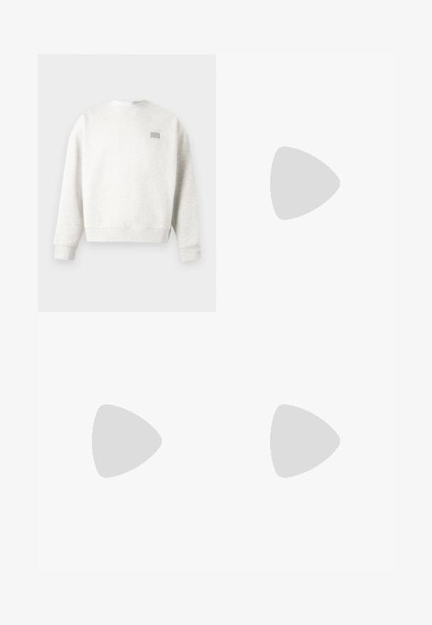 Sweat-shirt à col ras du cou gris clair avec manches longues et un petit patch rectangulaire sur la partie supérieure gauche de la poitrine.; T-shirt gris à manches courtes en matériau mélangé coton, avec texte bleu "DICKIES" sur la poitrine gauche. Design classique à col rond.; Jean large bleu clair en denim avec des patches contrastants. Il présente une fermeture à boutons à l'avant et un petit patch logo sur la poche latérale.; Chaussure de bateau en cuir marron avec des lacets noirs, des coutures beiges et une semelle robuste, suspendue au-dessus d'un sol en béton gris.