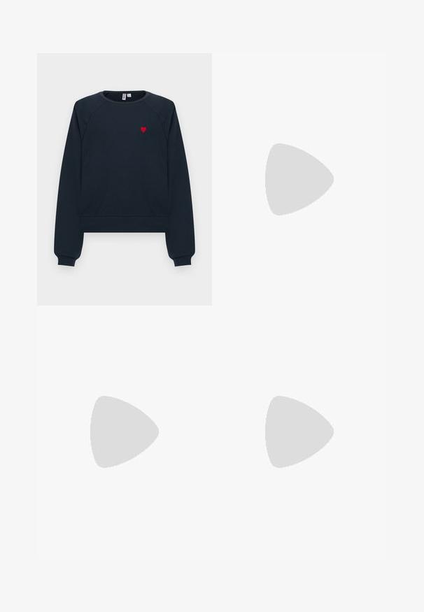 Sweat-shirt bleu marine à manches longues avec col rond et petite broderie de cœur rouge sur le côté gauche de la poitrine.; Chemise courte en denim bleu foncé avec manches longues, boutons à l'avant, col et une seule poche poitrine sur fond blanc.; Pantalon noir à jambe droite avec une taille ajustée et un pli frontal, présenté sur un fond clair uni.; Ballerine en cuir verni marron avec un bout carré et une lanière ornée d'une petite boucle dorée. Texture lisse, talon bas et design minimaliste.
