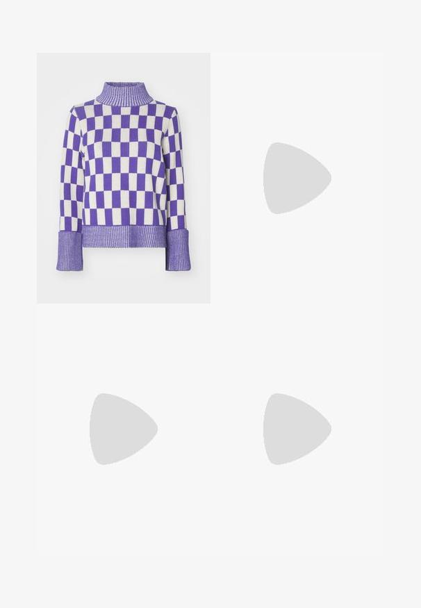 Pull en tricot avec un motif de damier violet et blanc, col roulé à côtes hautes et larges poignets côtelés.; Jupe en denim noir avec fermeture à boutons sur le devant, deux poches, une coupe droite et un ourlet net. Fabriquée dans un tissu solide avec une texture lisse.; Chaussure Mary Jane en cuir noir avec un bout carré, un accent de boucle en argent et un talon bas épais, sur un fond argenté brillant.; Sac à main en cuir noir avec une texture lisse. Dispose d'une bandoulière adjustable et d'un design élégant et minimaliste avec une fermeture éclair.