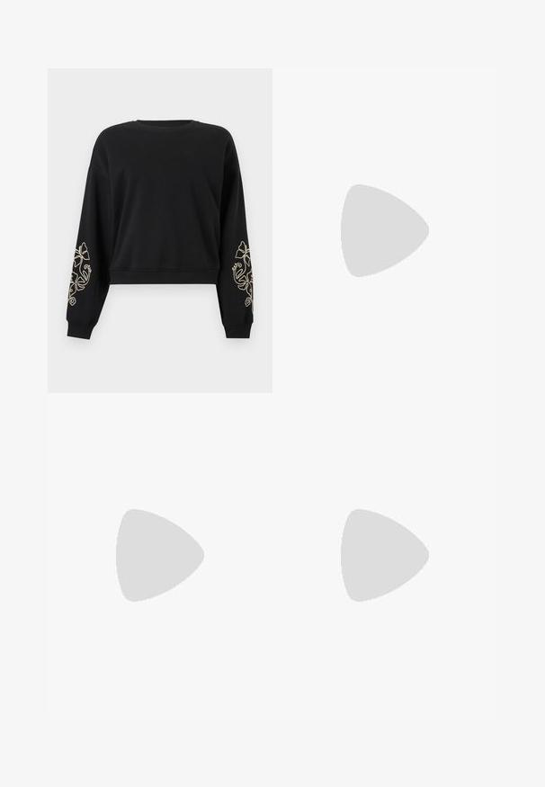 Μαύρο cropped φούτερ με μακριά μανίκια, ριμπ μανσέτες και τελείωμα, με μπεζ κεντήματα λουλουδιών και στα δύο αντιβράχια.; Τζιν καμπάνα από μπλε τζιν ύφασμα με ψηλή μέση, διαθέτοντας το κλασικό σχέδιο με πέντε τσέπες και κλείσιμο με κουμπί. Μαλακή υφή με ελαφριές αποχρωματισμένες λεπτομέρειες.; Μαύρα μπαλαρίνια από δερμάτινο λουστρίνι με στρογγυλερή μύτη, σχέδιο με κορδόνια και επίπεδη σόλα. Ομαλή υφή με ελάχιστες λεπτομέρειες.; Μικρή μαύρη γυαλιστερή τσάντα με δύο μακριές λαβές και λεπτομέρειες με ρυθμιζόμενο κορδόνι στο πλάι σε απλό ανοιχτό φόντο.