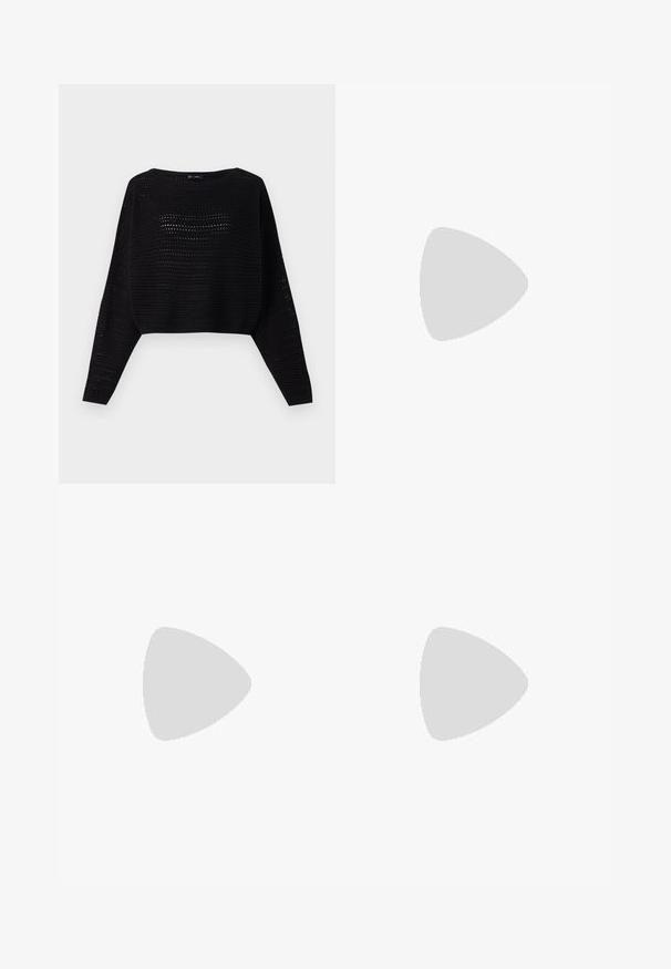 Sort strikket croppet sweater med lange ærmer, der har en åbent vævet tekstur og en bred halsudskæring. Ribbet kant forneden og ved ærmeenderne.; Sorte løse shorts med elastik i taljen og bindebånd, vist fladt på en lysegrå baggrund.; Sorte balletflade sko i laklæder med rundet tå, snørelukning og flad sål. Glat tekstur med få detaljer.; Person iført brune vidde bukser og hvid top holder en stor sort blød håndtaske i remmen ved siden.