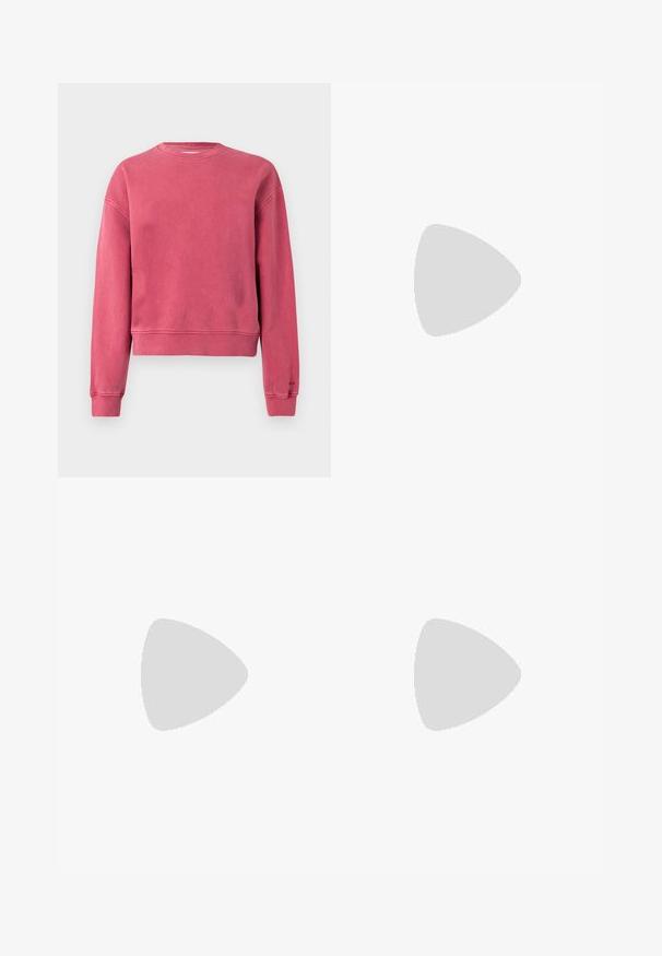 Sweat-shirt court rose avec manches longues, encolure ronde, poignets et ourlet côtelés. Texture lisse avec un aspect légèrement délavé.; Chemise blanche à manches longues boutonnée, avec col pointu et poche poitrine, présentée sur un fond clair uni.; Pantalon large noir en tissu lisse, avec une taille élastique et sans poches visibles ni détails en métal.; Ballerine plate en cuir noir avec un bout rond et un emblème de logo doré près du bout, présentée sur un tapis beige et un fond de meubles marron.