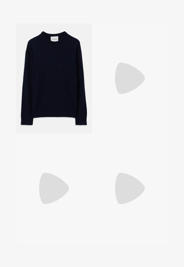 Marineblaues Langarm-Crewneck-Sweatshirt mit gerippten Bündchen und Saum, versehen mit einem kleinen weißen Etikett mit "CLOSED" am Kragen.; Hellblaues T-Shirt aus Baumwolle mit kurzen Ärmeln und Rundhalsausschnitt, einfachem Design und sichtbarem Markenlabel im Halsausschnitt.; Marineblaue, schlank geschnittene Hose mit Gürtelschlaufen, Knopfverschluss und flacher Vorderseite, präsentiert auf hellem, einfarbigem Hintergrund.; Weißer Sneaker mit strukturiertem Obermaterial aus Wildleder und Leder. Verfügt über eine runde Zehenpartie, Schnürverschluss und eine kontrastierende beige Gummisohle.