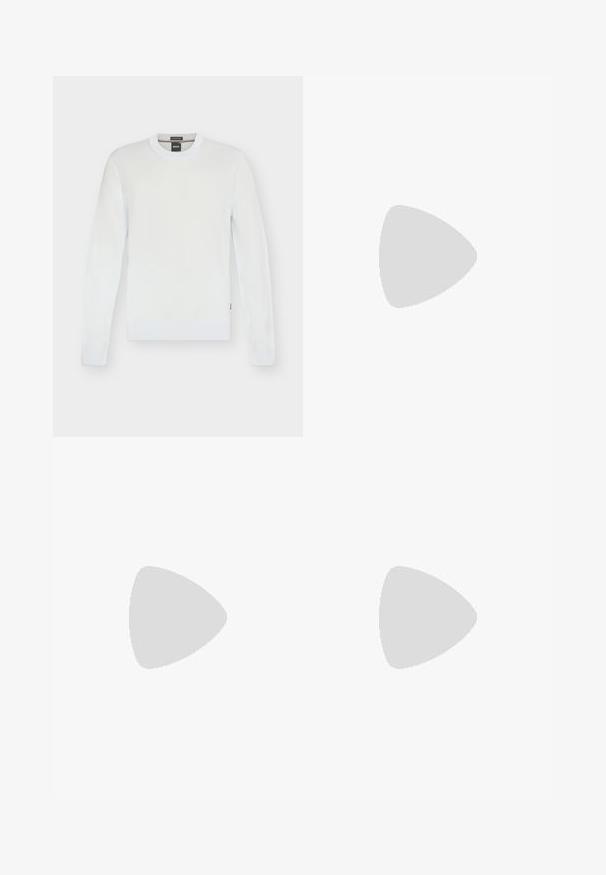 Pull blanc à manches longues col rond avec poignets et ourlet côtelés, design simple et étiquette de marque BOSS à l'intérieur du col.; Pantalon beige à jambe droite avec passants de ceinture, fermeture éclair à l’avant et coupe ajustée sur un fond blanc uni.; Mocassins en cuir noir avec une texture lisse, un nez pointu et un petit talon rectangulaire. Présente un détail de bande horizontale sur le dessus.; Sac bandoulière en cuir noir avec poche zippée à l'avant et bandoulière réglable sur fond blanc uni.