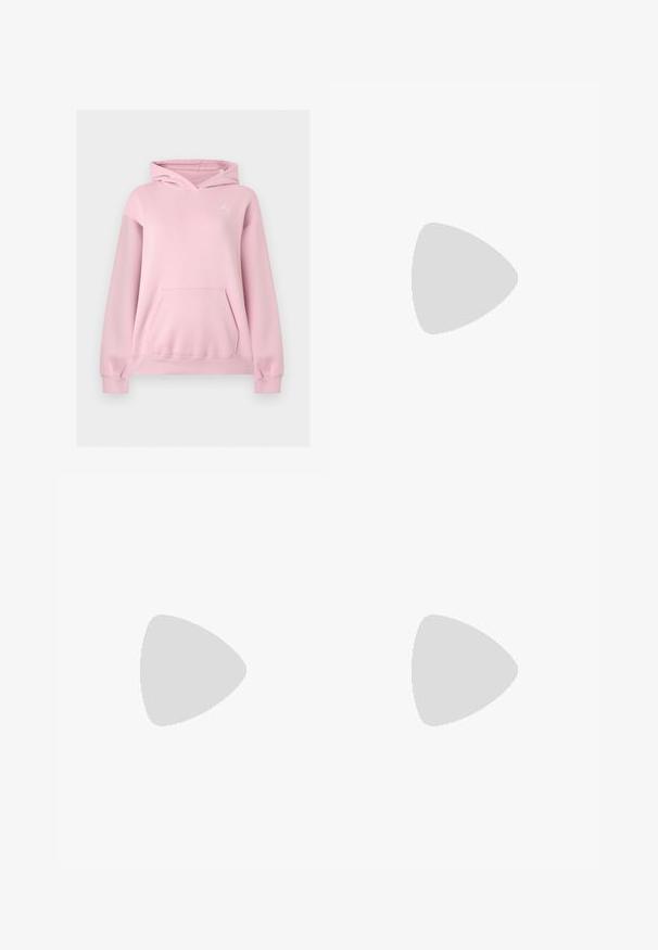 Sweat à capuche rose clair avec poche kangourou devant et petit logo blanc Jumpman sur la poitrine gauche.; T-shirt noir à manches courtes avec un petit logo triangle blanc comportant les lettres "aCG" sur le côté gauche de la poitrine et une étiquette assortie à l'intérieur du col.; Pantalon de jogging noir fuselé avec ceinture et poignets élastiques, petit logo sur la partie supérieure de la cuisse, poches avant, texture de tissu lisse.; Baskets Nike en rose clair, dotées d'une tige en maille, d'une semelle arrondie et d'un amorti visible. Texture lisse avec des accents en relief.