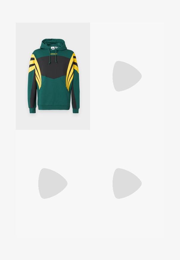 Groene hoodie met zwart borstpaneel, geel-zwarte gestreepte mouwen, zak aan de voorkant en Adidas-logo onder de capuchon.; Witte geribde tanktop met ronde hals, zwarte Adidas-logo op de linkerborst en zonder mouwen. Zachte katoenen stof, casual pasvorm.; Lichtgrijze joggingbroek met elastische tailleband en boorden, rechte pijpen, gemaakt van zachte stof.; Zwarte Adidas-sneaker met witte strepen, blauwe veters en een gumzool die boven een grijze betonnen trede zweeft in zacht licht.