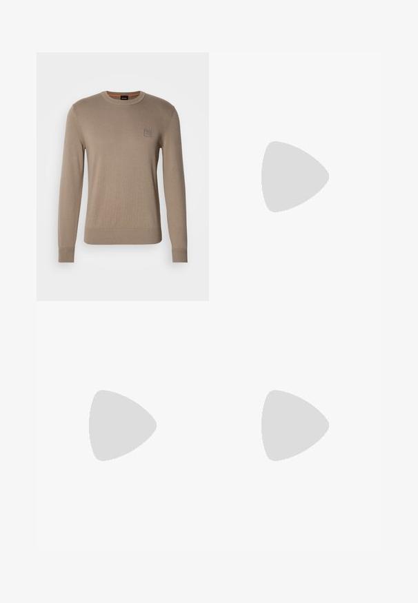 Beige crewneck trui voor heren met lange mouwen, geribbelde manchetten en zoom, voorzien van een klein vierkant logopatched op de borst.; Khaki broek, katoenmix, recht model, voorplooien, riemlussen en knoopsluiting. Gladde textuur zonder patronen.; Lichtbruine suède Chelsea-laars met elastische zijpanelen, aantreklus bij de hiel en rubberen zool.; Bruine leren duffeltas met twee handvatten, een zwarte verstelbare schouderriem en een klein "BOSS" logo middenvoor.