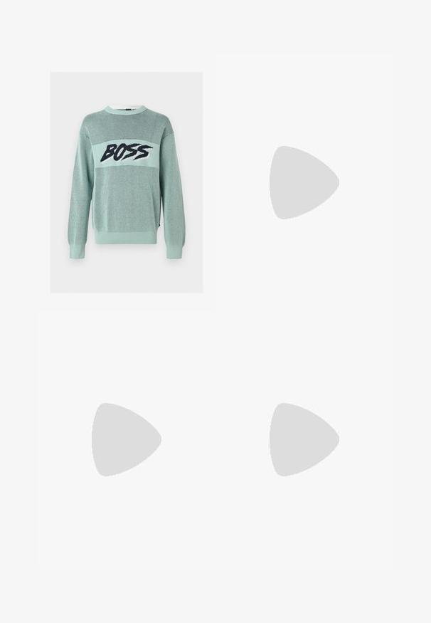 Pull en maille vert clair avec motif en mesh et texte noir audacieux "BOSS" sur la poitrine, avec poignets et ourlet côtelés.; Polo blanc à manches courtes en coton, avec une fermeture à boutons, un col classique et un logo "BOSS" noir sur la poitrine.; Jeans en denim gris avec une coupe droite, dotés de poches avant, d'une fermeture à bouton et d'une texture subtile.; Chaussure habillée noire en cuir à lacets avec devant texturé, flottant au-dessus d'un tapis beige dans une pièce moderne avec des meubles teintés d'ambre.