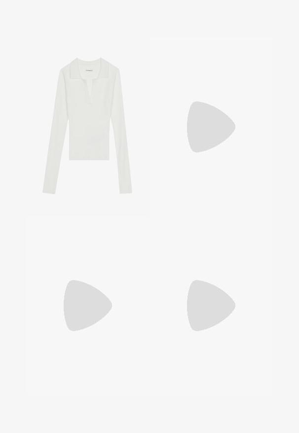 Camisa polo de manga larga blanca con cuello en V y cuello en contraste, que presenta un diseño ajustado y una textura suave.; Minifalda a cuadros en negro y beige con patrón de cuadros diagonal, cintura ajustada y textura de tela suave.; Piernas con leggings oscuros acanalados combinados con bailarinas negras que presentan pequeños detalles de lazo sobre un fondo blanco.; Pequeño bolso negro brillante con dos asas largas y detalles de cordón lateral sobre un fondo claro liso.