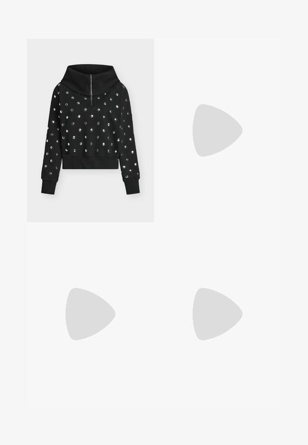 Μαύρο cropped φούτερ με μακριά μανίκια, ψηλό γιακά με φερμουάρ και γυαλιστερές κυκλικές τρούκες που καλύπτουν ομοιόμορφα το εμπρόσθιο μέρος και τα μανίκια.; Μαύρο τζιν ψηλόμεσο με καμπάνα, με μπροστινές ραφές, μπροστινό κουμπί, κλείσιμο με φερμουάρ και φαρδιές ανοίγματα στα πόδια με μικρές σχισμές μπροστά.; Μαύρη δερμάτινη μπότα μέχρι τον γάμπα με μυτερή μύτη, γεωμετρικό τετράγωνο τακούνι και γυαλιστερό φινίρισμα που περιλαμβάνει λεπτομέρεια με το ασημένιο λογότυπο "Karl".; Λευκή δερμάτινη τσάντα ώμου με καμπύλο καπάκι, μαύρο περίγραμμα, ρυθμιζόμενο λουρί και ασημένιο διακοσμητικό κούμπωμα σε μονόχρωμο φόντο.