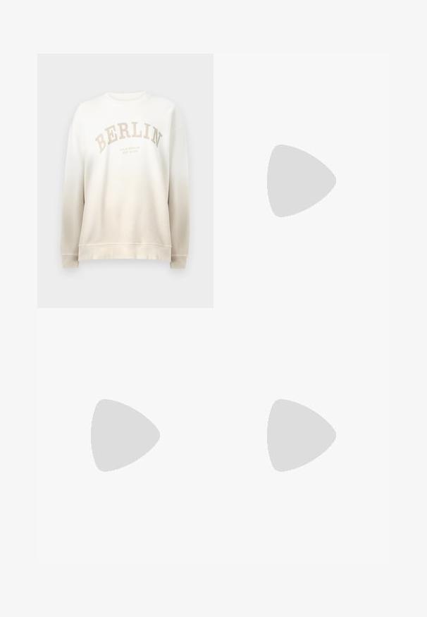 Sudadera crema con un desvanecimiento en degradado. Presenta la palabra "BERLÍN" impresa en un arco de color beige claro y cuellos y puños de canalé. Textura suave.; Vaqueros de mezclilla de cintura alta en azul oscuro con perneras acampanadas, cierre delantero de botón, trabillas para cinturón, y bolsillos delanteros y traseros.; Zapatillas de color crema con parte superior de ante y tela, puntera redondeada y suela de goma con un detalle en beige. Diseño con cordones.; Bolso beige con diseño estructurado, hecho de material sintético. Cuenta con dos asas superiores, una correa para el hombro desmontable y un bolsillo con cremallera.