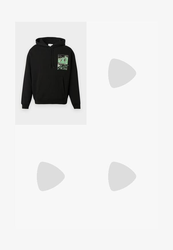 Sweat à capuche noir avec poche avant et graphique vert d'un court de tennis et d'arbres, avec l'inscription "Lacoste Tennis Heritage" sur la poitrine.; Jean droit bleu foncé avec fermeture à bouton et zip à l'avant, poches avant, et passants pour ceinture.; Mocassin en cuir noir avec une plaque de marque en métal reposant près d'une table ronde marron sur un sol recouvert de moquette beige.; Lacoste MESSENGER BAG MEN CLASSIC - Sac bandoulière - noir