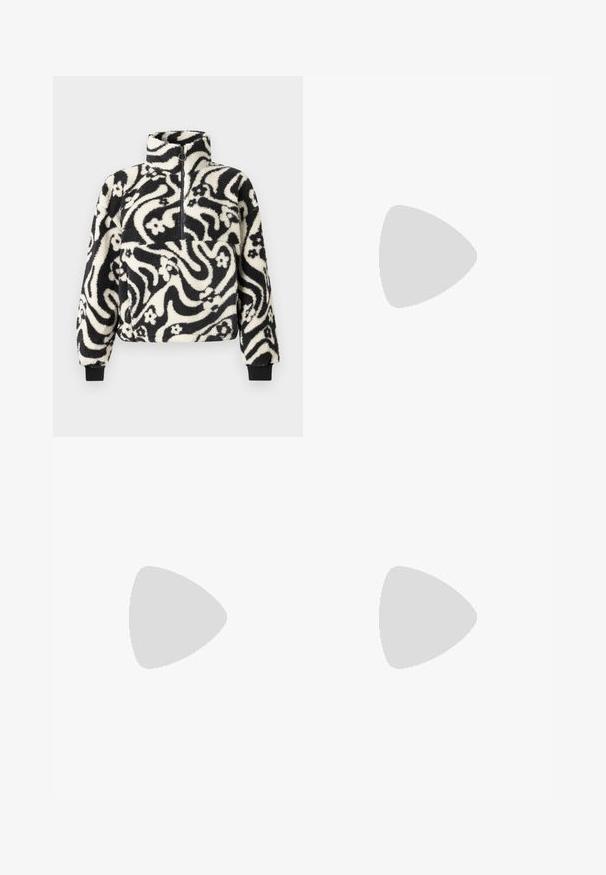 Pull-over en polaire noir et blanc avec un col haut, décoré d'un motif floral tourbillonnant et de manches à bords côtelés. Fermeture éclair à l'avant.; T-shirt blanc à manches longues avec col rond et poche poitrine, présentant un petit logo rouge en forme de cœur sur le côté droit.; Pantalon noir ample avec grandes pièces renforcées à l'avant, passants pour ceinture, fermeture par boutons et poches latérales sur un fond clair uni.; Baskets en daim et cuir noir avec un swoosh latéral crème et un talon crème clair. Dotées de lacets beige et d'une semelle en caoutchouc gomme.