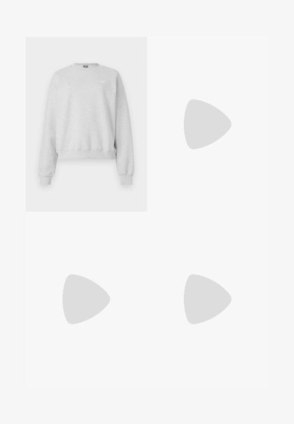 Grauer Pullover aus weichem Baumwoll-Mix mit rundem Halsausschnitt, langen Ärmeln und geripptem Saum. Kleines Logo-Detail auf der Vorderseite.; Weißes Baumwoll-T-Shirt mit Rundhalsausschnitt, kurzen Ärmeln und lockerer Passform. Verfügt über ein dezentes Logo auf der linken Brustseite. Glatte Textur.; Schwarzer Mid-Calf-Rock aus leichtem Stoff, mit elastischem Bund, zwei Cargo-Taschen und einem dezenten Glanz.; Weiße Plattform-Sneaker aus glattem Leder mit perforierten Details und flachen Schnürsenkeln; ausgestattet mit einer dicken weißen Gummisohle.