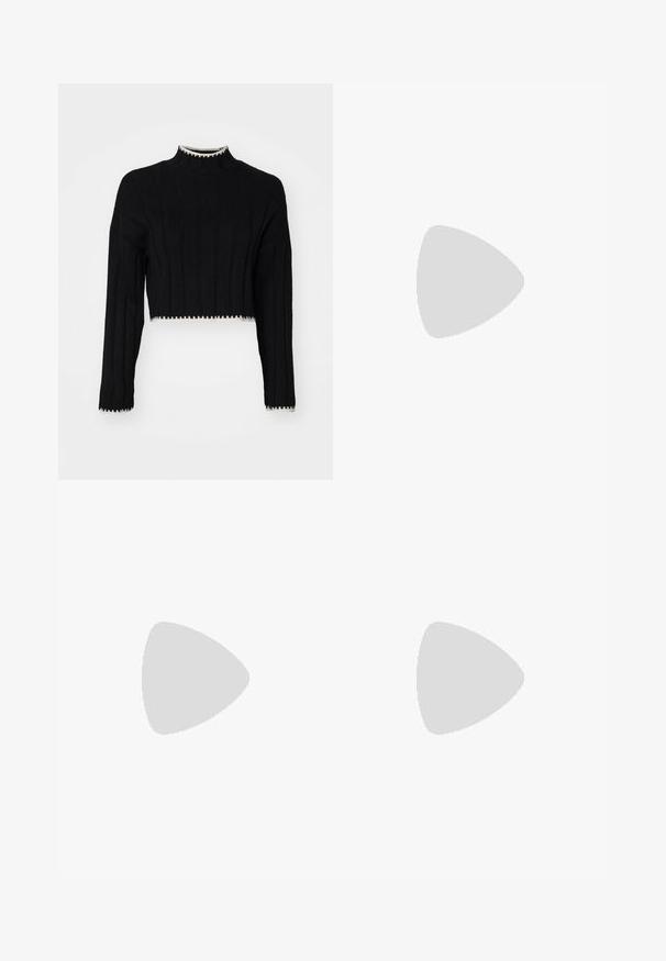 Pull noir court avec texture côtelée, col haut, manches longues et bord en contraste blanc le long de l'ourlet et des poignets.; Pantalons évasés noirs en tissu doux et velouté. Présentent une taille haute et une texture lisse sans motifs ni quincaillerie visibles.; Jambes portant des leggings côtelés foncés associés à des ballerines noires avec de petits détails en nœud sur fond blanc.; Sac beige texturé de forme arrondie, avec un bord effiloché tout le long des bords et une courte sangle pour le porter. Ouverture zippée en haut.