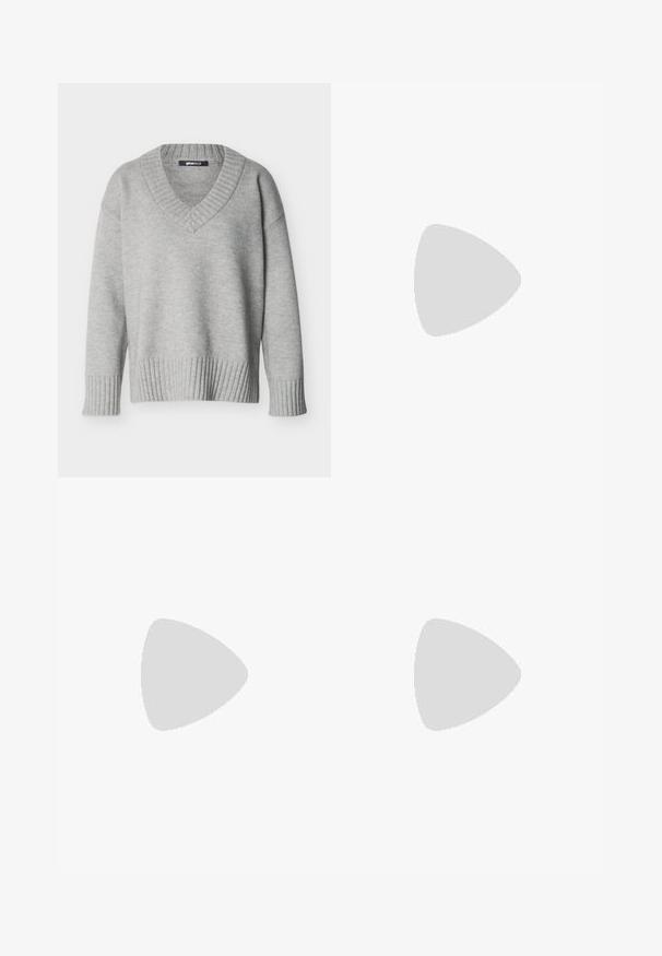 Pull en maille gris clair avec col en V, poignets et ourlet côtelés, présenté sur un fond blanc uni.; Jean en denim bleu foncé avec une taille mi-haute, un bouton sur le devant et un léger évasement en bas sur un fond uni.; Bottes noires en cuir, hautes jusqu'au genou, avec un bout pointu et un talon aiguille haut. Texture lisse et design épuré, avec un minimum de détails.; Sac à main bordeaux en matériau brillant, de forme rectangulaire, avec deux anses et des accents légèrement courbés à l'avant.