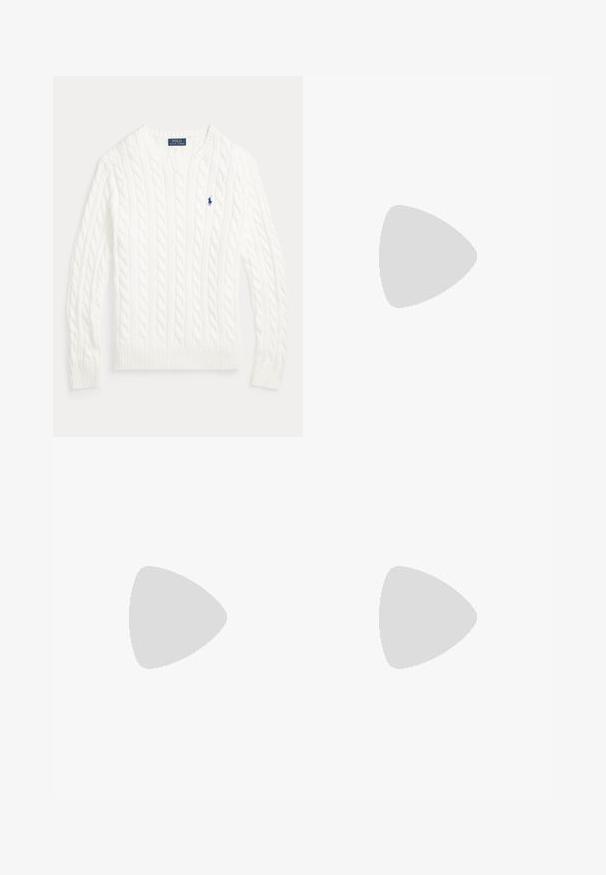 Hvid kabelstrikket crewneck sweater med lange ærmer og lille blå Polo Ralph Lauren-logo på venstre bryst.; Hvid T-shirt med V-hals og korte ærmer med lille navyblåt Polo Ralph Lauren hestelogo på venstre bryst.; Herre slim-fit off-white bukser med frontlommer, bæltestropper og knaplukning på en ensfarvet baggrund.; Hvide kanvas sneakers med lågtop design, prydet med en beige hælkappe og et lille broderet logo på siden. Gummisål.