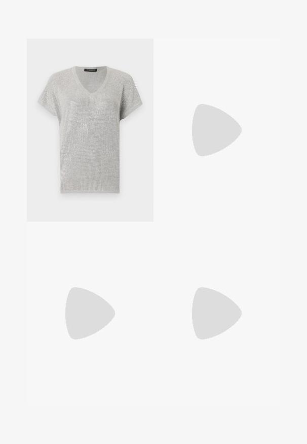 Pull à col en V argenté à manches courtes avec un motif tricoté texturé scintillant et une coupe décontractée.; Pantalons évasés noirs avec une taille haute, fabriqués en tissu extensible. Présente des détails de couture verticaux sur le devant et une texture lisse.; Sandale à talon haut en cuir noir avec fines lanières, bout ouvert et boucle réglable à la cheville, présentée sur un fond blanc uni.; Sac à main en cuir noir en forme de croissant, avec quincaillerie dorée et une bandoulière détachable. Présente une surface texturée et une fermeture éclair.