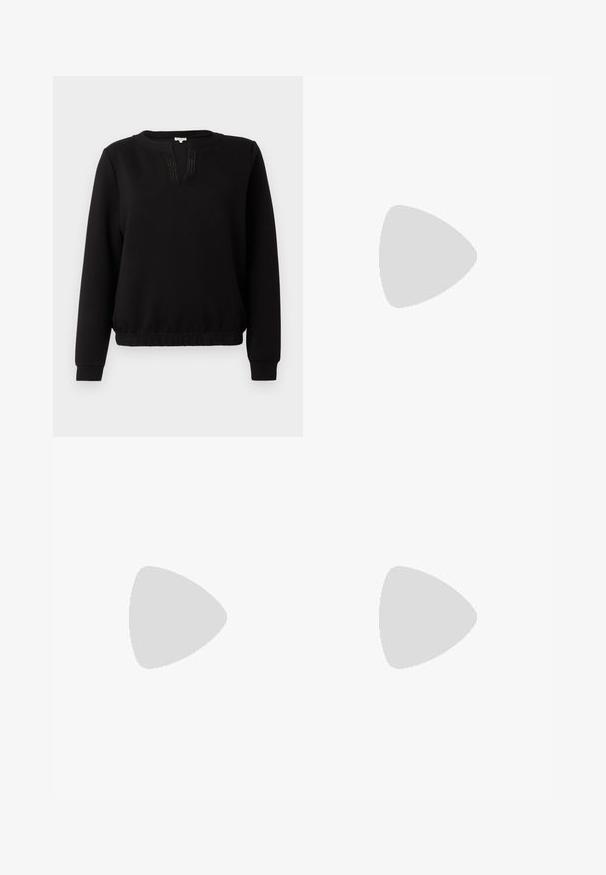 Sweatshirt noir avec un col rond, une patte de boutonnage partielle et des détails de lignes subtils. Les poignets et l'ourlet sont ajustés. Tissu doux.; Pantalons noirs à jambe large en tissu lisse. Dotés d'une taille plate avec passants de ceinture et sans poches visibles. Design simple.; Escarpin noir à talon aigu, en cuir lisse, présentant un design élégant et un talon cylindrique fin.; Porte-monnaie noir en daim avec une finition texturée, doté d'une chaîne dorée et d'un design épuré et angulaire.
