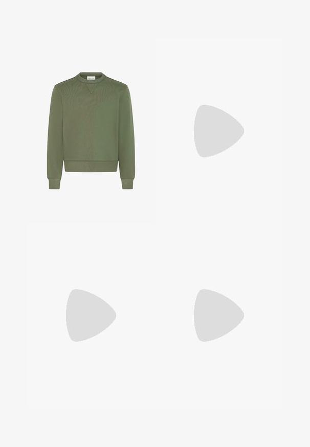Sweat-shirt vert olive en mélange de coton lisse, avec un col rond, des poignets côtelés et un ourlet droit avec des détails de couture subtils.; Chemise à boutons en beige clair, avec un motif à carreaux, des manches longues, une poche poitrine et un col classique.; Pantalons larges beige en mélange de coton doux, avec une fermeture par bouton, des passants de ceinture et sans motifs visibles. Texture lisse.; Baskets en daim marron avec des lacets couleur fauve et une semelle en caoutchouc. Présente un bout arrondi et des détails cousus sur la tige. Design léger.