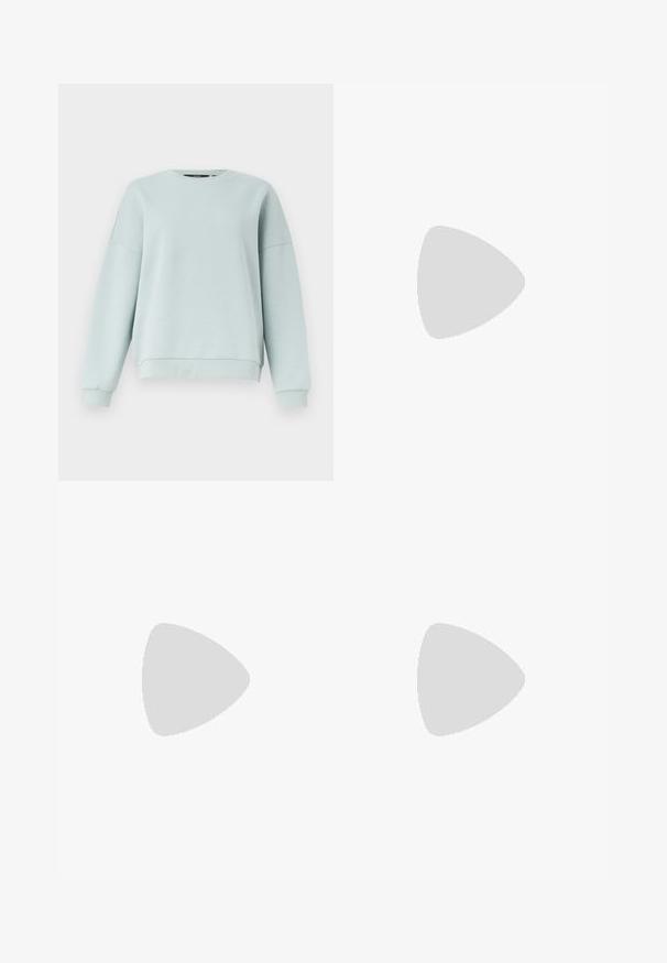 Sweat-shirt à manches longues bleu clair avec col ras du cou, poignets et ourlet côtelés, présenté sur un fond blanc uni.; Blouse bleu marine à manches courtes avec encolure ronde et poignets repliés, présentée sur un fond clair uni.; Pantalon en jean bleu clair à jambes larges avec taille élastique et cordon blanc, doté de poches avant et d’un léger effet délavé.; Escarpins en cuir verni noir avec un bout pointu et un petit talon carré. Sangle réglable à la cheville avec boucle.
