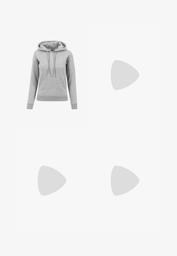 Lysegrå langærmet hættetrøje med snore, ribbet manchetter og kant samt synligt mærke inde i kraven.; Sorte ribstrikkede leggings med høj talje, bred elastisk talje og slanke ben i fuld længde på hvid baggrund.; Hvid chunky sneaker med tyk sål, snørelukning foran, polstret krave og trækstykke på hælen.; Sort nylon bæltetaske med et hovedrum og en frontlomme, udstyret med sølvfarvede lynlåse og et forhøjet "B" logo.