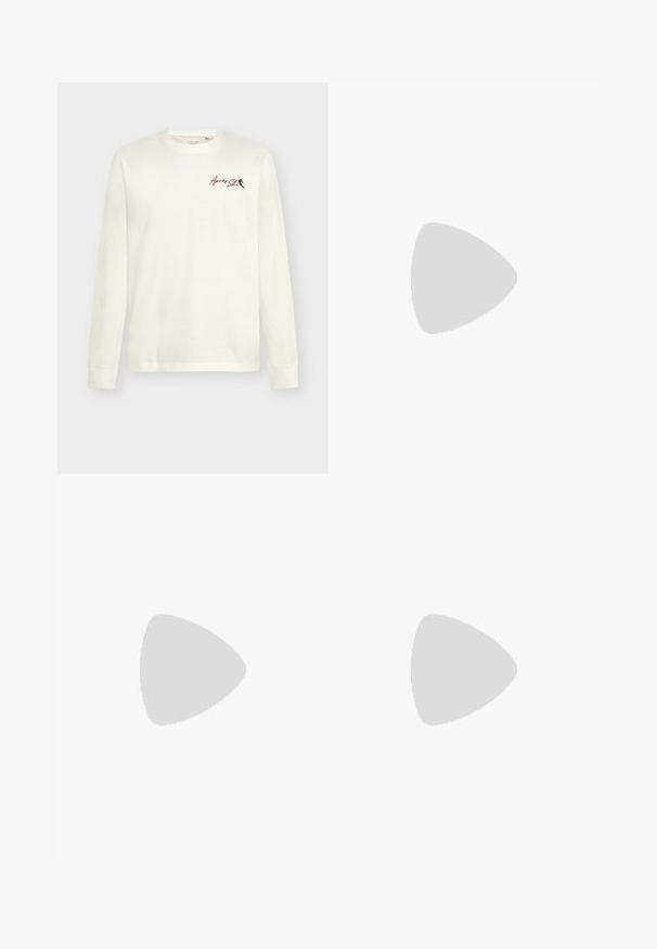 Λευκό t-shirt με μακριά μανίκια φτιαγμένο από βαμβάκι, διαθέτοντας μια μικρή κόκκινη και μπλε γραφική απεικόνιση στην αριστερή περιοχή του στήθους. Μαλακή υφή με κλασική εφαρμογή.; Ναυτικό μπλε πουκάμισο με κουμπιά και μακριά μανίκια, με μικρό καρό σχέδιο, μία θήκη στο στήθος και λευκά κουμπιά σε απλό φόντο.; Μαύρο τζιν παντελόνι με σχέδιο ίσιας γραμμής, που διαθέτει κλείσιμο με κουμπί και φερμουάρ, μπροστινές τσέπες και λεπτή υφή.; Καφέ σουέτ αθλητικά παπούτσια με επίπεδες λευκές καουτσούκ σόλες, σχέδιο με κορδόνια, στρογγυλή μύτη και λεία υφή. Μινιμαλιστικό στυλ με διακριτές ραφές.
