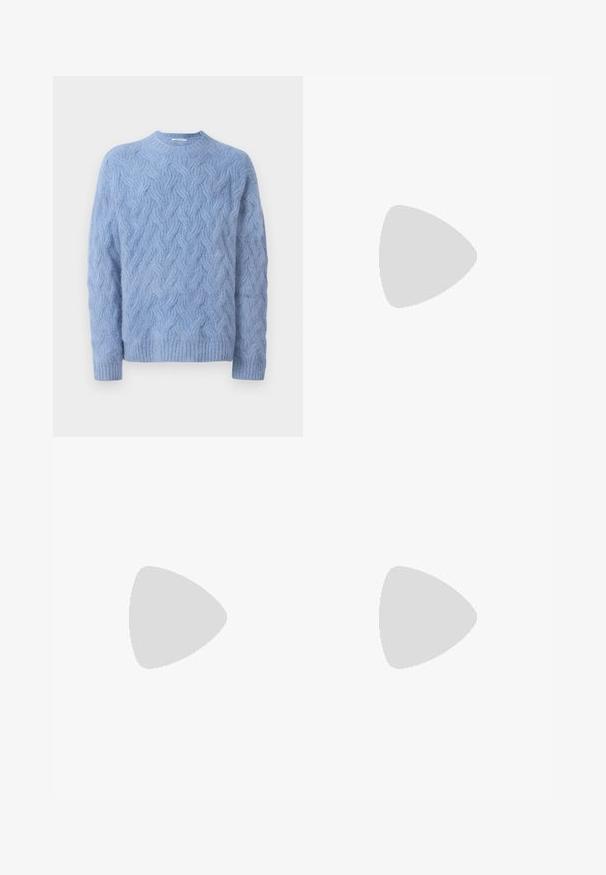 Pull bleu clair en tricot texturé avec motif en torsades. Présente un col rond et des poignets et ourlet côtelés.; Han Kjøbenhavn WIDE LEG - Pantalon classique - light grey; Baskets basses en cuir noir avec lacets blancs, semelle plate noire et détails subtils de couture, visibles de profil sur un fond gris.; Sac banane en tissu marron foncé avec poche zippée en diagonale et petit logo blanc sur le devant, sur un fond clair uni.