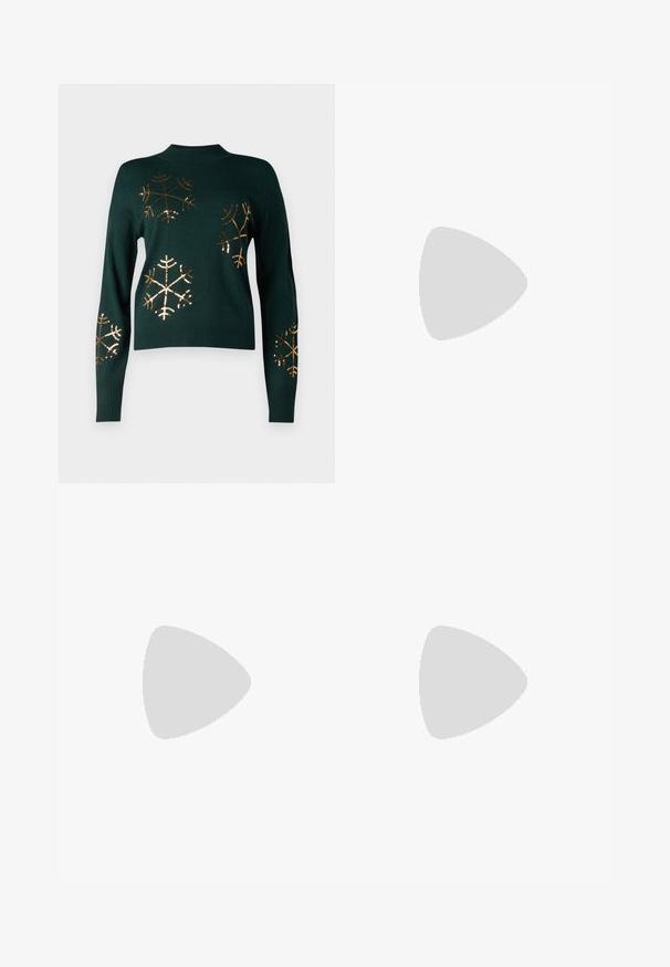 VILA VIFROST HIGH NECK CHRISTMAS - Πουλόβερ - pine grove/gold; Πλατύ παντελόνι τζιν από σκούρο τζιν, με μανσέτα από ανοιχτό τζιν. Ο σχεδιασμός περιλαμβάνει μπροστινές τσέπες και λεπτομέρειες αντίθετης ραφής.; Μαύρη δερμάτινη καουμπόικη μπότα με διακοσμητικές περικοπές, ασημένια πόρπη και κεκλιμένο τακούνι, εμφανιζόμενη σε λευκό φόντο.; Μαύρη ορθογώνια τσάντα ώμου με έναν ρυθμιζόμενο ιμάντα και κλείσιμο με φερμουάρ στην κορυφή σε μονόχρωμο φόντο.