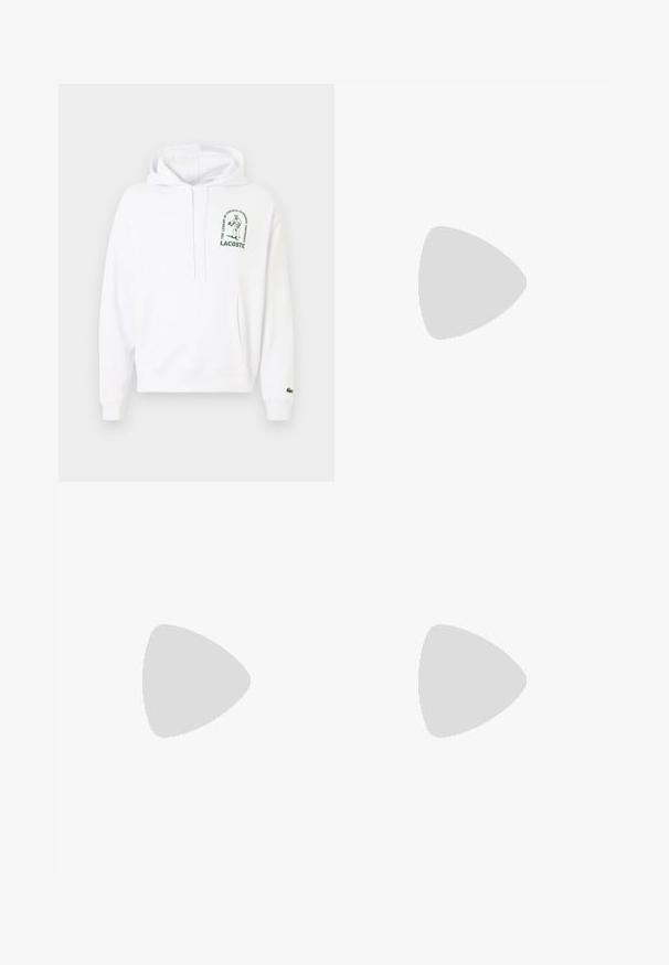 Haut à capuche blanc avec une poche kangourou, cordon de serrage à la capuche et logo Lacoste imprimé en vert. Poignets et ourlet côtelés. Texture de tissu douce.; T-shirt noir à manches courtes et col rond avec un logo texte discret sur la poitrine gauche et une étiquette de marque blanche à l’intérieur du col.; Jeans noirs slim avec cinq poches, fermeture à bouton et passants de ceinture, présentés sur un fond blanc uni.; Chaussure noire à lacets avec semelle épaisse à nervures flottant au-dessus d'un tapis beige, table ronde moderne marron en arrière-plan dans une pièce à éclairage doux.