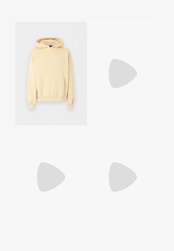 Sweat à capuche beige avec poche kangourou à l'avant et petit logo Jordan blanc sur la poitrine gauche, présenté sur fond uni.; T-shirt en coton noir à manches courtes, avec un logo Jumpman blanc sur la poitrine gauche. Col rond, coupe régulière et texture lisse.; Pantalon de survêtement rouge avec taille élastique, cordon et poignets élastiques, avec un petit logo Jumpman noir sur la cuisse droite.; Des baskets montantes noires en cuir lisse, à bout rond et à lacets ; associées à un pantalon blanc fuselé, présentées sur un sol texturé.