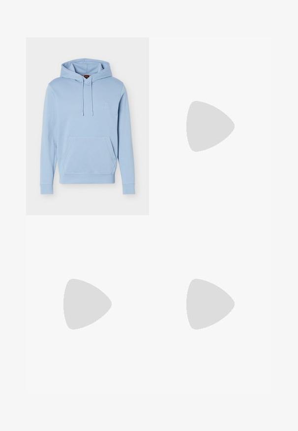 Sweat à capuche bleu clair avec poche kangourou à l'avant et capuche à cordon de serrage, arborant un logo subtilement embossé sur la poitrine.; Pantalon noir sur mesure avec jambes droites, plis à la taille, passants de ceinture et poches latérales fendues, présenté sur un fond uni.; Mocassin pour homme en cuir noir avec pompons, bout arrondi, petit talon et languette à l'arrière, présenté de profil sur un fond gris clair.; Sac à bandoulière en cuir noir avec une surface texturée, poche avant zippée et une sangle en tissu réglable. Design simple et carré.