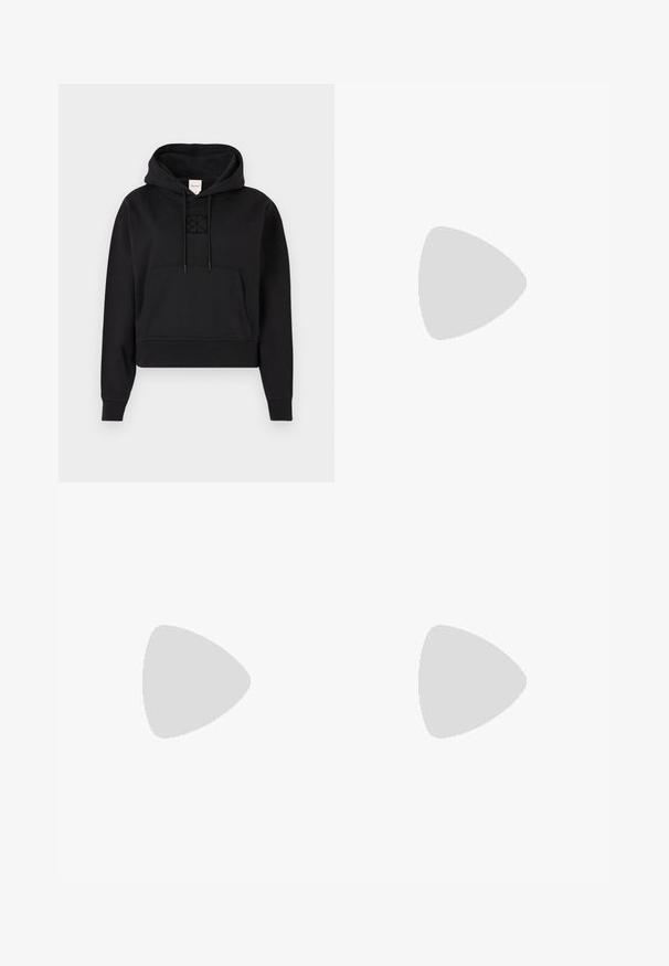 Μαύρο cropped hoodie φτιαγμένο από μαλακό ύφασμα, διαθέτει μπροστινή τσέπη καγκουρό, κουκούλα με κορδόνι, και μια διακριτική κεντητή λογότυπο στο στήθος.; Καφέ, ραμμένο παντελόνι με ομαλή υφή, διαθέτει ψηλή μέση, ίσια πόδια και διακριτικές ραφές μπροστά για λεπτομέρεια.; Μαύρες πλεκτές μπαλαρίνες με μυτερή μύτη, υφή άνω με γεωμετρικό σχέδιο και επίπεδη ελαστική σόλα.; Μαύρη γυαλιστερή τσάντα Calvin Klein με χρυστό φερμουάρ και κοντό λουρί σε απλό λευκό φόντο.
