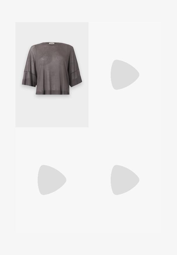 T-shirt en maille grise semi-transparente, coupe ample, manches courtes, poignets et ourlet côtelés, col rond et détail subtil de couture en forme de V.; Jean denim bleu taille haute à jambes larges, cinq poches, fermeture à boutons et légère décoloration près des ourlets.; Sandale en cuir verni noir avec trois brides, boucle de cheville et talon aiguille de 10 cm. Présente un détail en métal doré et un charm logo.; Petit sac à bandoulière en cuir marron foncé brillant avec bandoulière réglable, poignée supérieure et fermeture éclair dorée.