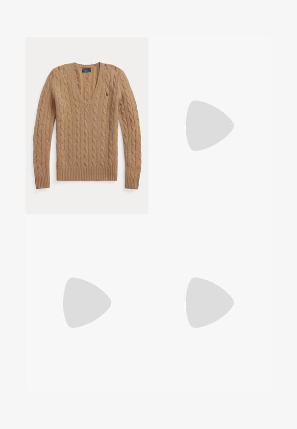 Kamelbrun kabelstrikket V-hals sweater med lange ærmer og lille broderet Polo Ralph Lauren-logo på brystet.; Hvide bukser med lige ben, store foran-lommer, bæltestropper og lukning med knap i taljen.; Beige lavskaftet Polo sneaker med snørebånd foran, tekstureret læderoverdel og brun gummisål med Polo-logo på siden.; Ruskindetaske i mørkebrun med en buet silhuet. Har en top-håndtag og et metallic logo-accents på frontlukningen.