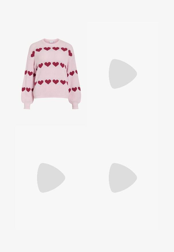 Pull en maille rose avec manches ballon, présentant des rangées de motifs en forme de cœur rouge foncé sur la poitrine et les manches.; Jupe noire en mailles texturées avec des rayures argentées en zigzag, conçue avec une silhouette évasée et une taille noire solide.; Chaussure Mary Jane en cuir verni noir avec un talon épais, un bout rond et une sangle ornée d'une boucle en forme de cœur.; Petit sac à main noir brillant avec deux longues anses et des détails à cordon sur les côtés sur un fond clair uni.