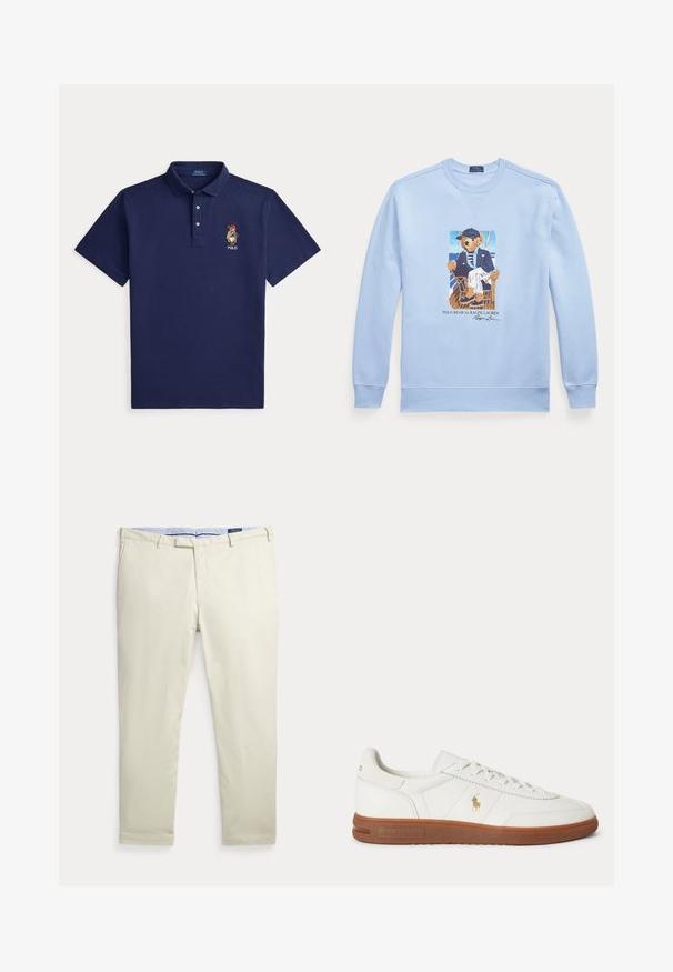 Lys blå langermet genser med grafikk av en bjørn i nautisk klær som sitter på en stol, merket Polo Bear av Ralph Lauren.; Marineblå kortermet poloskjorte med krage, tre knapper og liten brodert bjørn med rød hatt og skjerf på venstre bryst.; Beige herrebukse med rette ben, beltestropper og framlommer, lagt flatt på hvit bakgrunn.; Hvite lave sneakers med brun såle, snøring foran og lite gullfarget Polo Ralph Lauren-logo på siden.