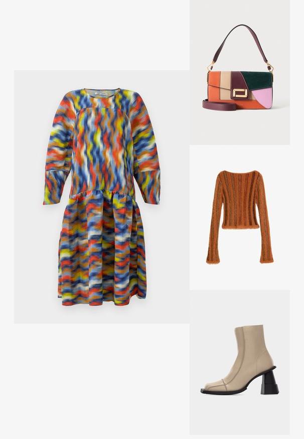 Langærmet, blød cropped sweater med lodrette striber i nuancer af brun og orange på hvid baggrund.; Langærmet kjole med multicolore bølgemønster i blå, orange, gul og hvid, med lav talje og plisseret nederdel.; Beige læder ankelstøvle med firkantet tå, synlige sømme og chunky sort skulptureret blokhæl på hvid baggrund.; Farveblok-læderhåndtaske i orange, beige, bordeaux, grøn og lyserød med guldlås og dobbelt bordeaux stropper, en kort og en lang.