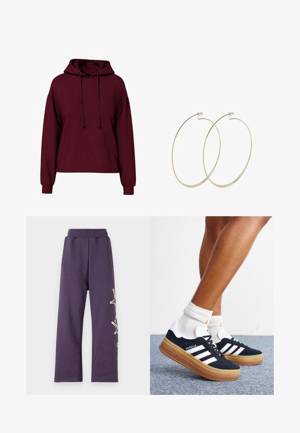 Bordeaux langærmet hættebluse med både snore i front, ribbede manchetter og en løs pasform.; Lilla sweatpants med elastisk talje, sidelommer og et guld grafisk design på venstre ben. Blødt materiale med en løs pasform.; Ben iført hvide sokker og sorte Adidas Gazelle sneakers med hvide striber og tykke brune såler på et gråt tæppe.; Pilgrim Øreringe - gold-coloured