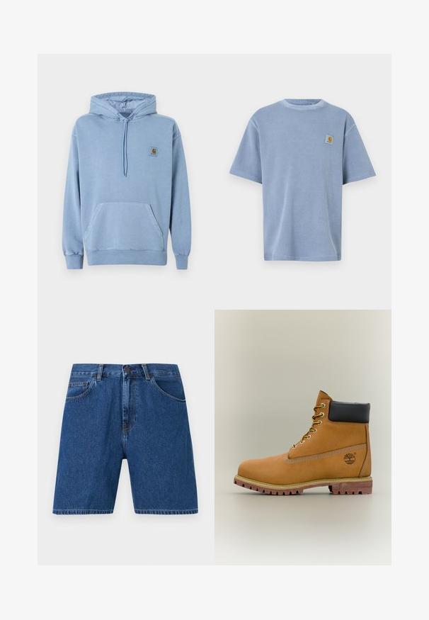Ανοιχτό μπλε φούτερ Carhartt με κουκούλα και κορδόνι, μπροστινή τσέπη καγκουρό, ριμπ μανσέτες και τελείωμα, και ένα μικρό καφέ λογότυπο στο στήθος.; Ανοιχτό μπλε κοντομάνικο μπλουζάκι με υφή ριμπ και κεντημένο λογότυπο στο αριστερό στήθος. Στρογγυλή λαιμόκοψη.; Μπλε σορτς από τζιν με μπροστινό κουμπί και φερμουάρ, δύο μπροστινές τσέπες και θηλιές για ζώνη, απλωμένα επίπεδα σε ανοιχτό φόντο.; Καφέ δερμάτινο μποτάκι αστραγάλου με μαύρο γιακά, κίτρινα κορδόνια και ταμπά σόλα. Διαθέτει λογότυπο και λευκή ραφή για λεπτομέρεια. Ανθεκτική εξωτερική σόλα με τραχύ πέλμα.